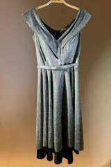 Vestido plateado de lurex, con escote bote, corte midi y cinturón fino.