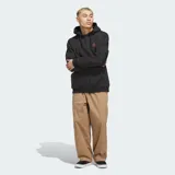 Campera con capucha Adidas de color negro con cierre frontal y bolsillos tipo canguro. Presenta un pequeño estampado en el pecho con el diseño de Mark Gonzales.