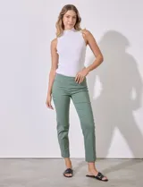 Pantalón color beige de gabardina elastizada, marca Zac & Rachel. Corte recto, pretina ancha pespunteada y largo al tobillo.