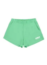 Short deportivo color verde menta con cintura elástica, dos bolsillos laterales, un bolsillo trasero y logo bordado en blanco.