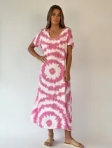 Vestido largo de algodón con estampado tie-dye en tonos rosa y blanco, corte recto y mangas cortas.