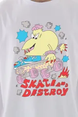 Remera blanca de algodón con estampa frontal de un personaje amarillo en patineta y la frase "Skate and Destroy" en rojo.