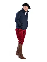 Campera marrón de neopreno con capucha, cierre frontal y bolsillos laterales con cierre.