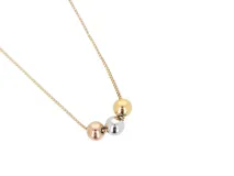 Collar de acero con baño de oro y tres dijes centrales en forma de bolitas en plateado, baño de oro Gold y Rose.