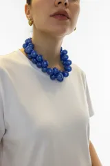 Collar corto de cuentas de resina brillante en color verde oscuro, con cierre de mosquetón y cadena de alargue.