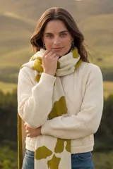 Abrigo tipo bomber con frente acolchado en diseño de rombos y mangas y espalda tejidas en punto. Presenta cierre frontal completo y terminaciones en tejido acanalado en cuello, puños y ruedo.