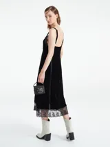 Vestido lencero largo color marrón, de terciopelo con breteles finos regulables y detalles de encaje en escote y ruedo.