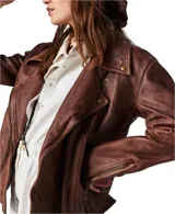 Chaqueta de cuero negra estilo motoquera con cierre frontal asimétrico, tres bolsillos con cierre y un bolsillo con botón.