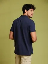 Remera polo salmón de corte regular, confeccionada en algodón. Presenta cuello clásico con botones y logo bordado en el pecho.