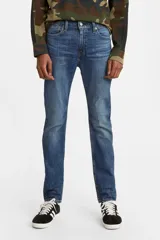 Jean de calce ajustado color azul medio, tiro medio y confección en denim rígido.