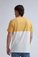 Remera de manga corta con diseño de bloques de color blanco, verde azulado y mostaza.