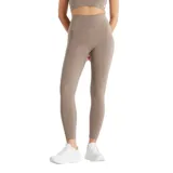 Calza deportiva New Balance Harmony Pocket color marrón topo, de talle alto con bolsillos laterales y cintura plegable.