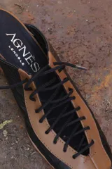 Zapato de cuero negro y marrón con cordones, detalle de textura símil cocodrilo y taco de madera.