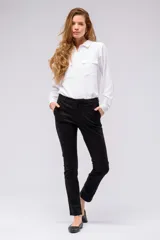 Pantalón de gabardina gris con corte clásico, bolsillos laterales y traseros, y cierre frontal con botón y cremallera. Incluye cinturón fino de cuero marrón con hebilla dorada.