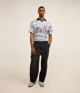 Pantalón de jean corte baggy, de tiro alto y pierna ancha, con diseño de cinco bolsillos, trabillas para cinturón y cierre frontal con botón y cremallera.