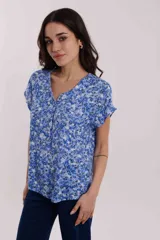 Blusa celeste con estampado floral en tonos azules y blancos, escote en V y mangas cortas.