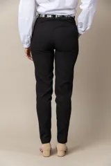 Pantalón recto color celeste, con cintura elastizada, bolsillos laterales y tajo en el ruedo.