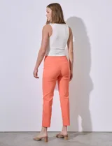 Pantalón color beige de gabardina elastizada, marca Zac & Rachel. Corte recto, pretina ancha pespunteada y largo al tobillo.