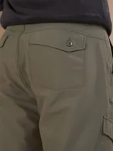 Pantalón negro de corte recto con bolsillos cargo laterales y cintura elástica.