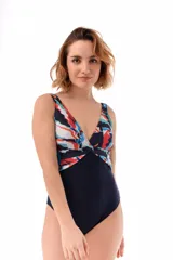 Malla enteriza verde militar con estampado abstracto en blanco y negro en la parte superior.