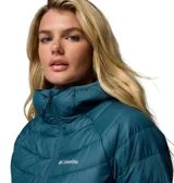 Chaqueta acolchada de mujer con capucha, color azul petróleo, con cierre frontal, bolsillos laterales con cremallera y tecnología de aislamiento térmico.