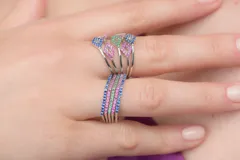 Anillo de plata 925 con cinco aros finos unidos, adornados con circonias de colores azul, rosa y verde.