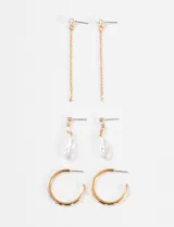 Set de tres pares de aros plateados con detalles de perlas: un par colgantes con cadena, un par con perla colgante y un par tipo argolla con perlas incrustadas.