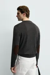 Jersey de punto relaxed fit tejido en hilatura de lana, con cuello redondo, manga larga y acabados en rib.