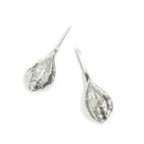 Par de aros colgantes plateados con forma de hoja.