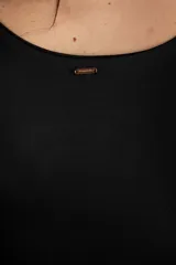 Body negro de poliéster y elastano, corte ajustado y musculosa.