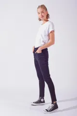 Jeans skinny negros de tiro medio, ajustados en cadera, pierna y bota.