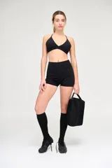 Top deportivo negro con escote bajo y cintura con elástico de 3cm.