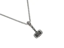 Collar de acero italiano con dije en forma de martillo de Thor.