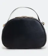 Bolso pequeño de cuero sintético blanco, con forma redondeada, correa larga ajustable y cierre de cremallera.