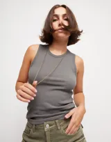 Cadena larga dorada con eslabones rectangulares.