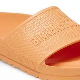 Sandalias Birkenstock Barbados Eva color naranja, de goma eva, con tira ancha sobre el empeine con el nombre de la marca en relieve.