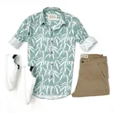 Camisa de manga larga verde con estampado de hojas blancas, cuello clásico y cierre con botones.