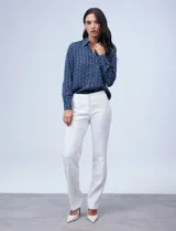 Pantalón de vestir blanco, marca Zac & Rachel. Con pretina con broches internos y cierre. Delantera y trasera con bolsillos.