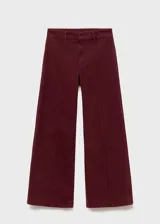 Jean de corte wide leg y tiro alto, color bordó, con diseño de cinco bolsillos y cierre frontal con gancho y cremallera.