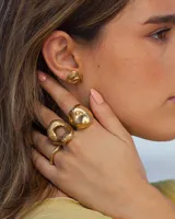Aros abridores dorados de diseño amorfo y orgánico, hechos a mano en metal noble, con pernos y cierres de plata 925. Se venden en par con piezas asimétricas de distinto tamaño.