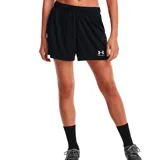 Short deportivo Under Armour Challenger Knit de mujer, color negro, con cintura elástica y logo estampado en la pierna derecha.
