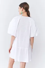 Vestido corto blanco de algodón pima con mangas balloon de poplín y volado en el ruedo.