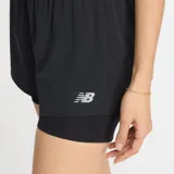 Short deportivo New Balance para mujer, color negro, con calza interior ajustada y short exterior holgado. Cuenta con tecnología NB DRY para absorción de la humedad, bolsillos internos y bolsillo trasero con cremallera.