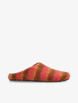 Clog tipo mula con diseño minimalista, confeccionado en tela con textura afelpada y estampado de rayas difuminadas en tonos rosa y marrón.