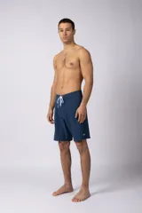 Short de baño negro liso, con cordón blanco regulable en la cintura y un pequeño parche con logo VCP en la parte inferior izquierda.