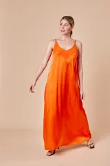 Vestido largo naranja de satén y viscosa, con breteles finos regulables y escote en V.