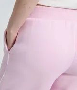 Pantalón wide leg de algodón y poliéster en color rosado, con cintura elástica y corte holgado. Presenta un diseño cómodo y versátil con detalle lateral en contraste.