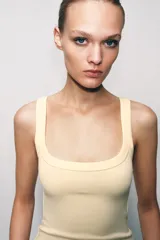 Musculosa de algodón fit entallado con escote redondo y diseño liso.