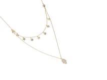 Collar doble dorado con dije de mano de Fátima con incrustaciones de circonitas.