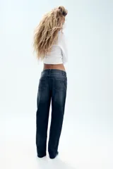 Jeans ZW Collection de corte curved straight y tiro medio, confeccionados en denim azul oscuro con efecto lavado. Presentan diseño de cinco bolsillos, trabillas para cinturón y bajo asimétrico con terminación sin rematar. Cierre frontal con cremallera y botón metálico.